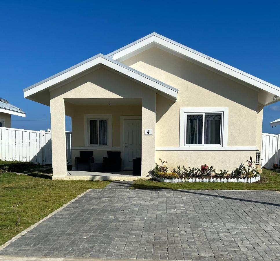 Seamist Villa @Oceanpointe Lucea Comfy 2Br W/Pool Gym & Parking Exterior photo